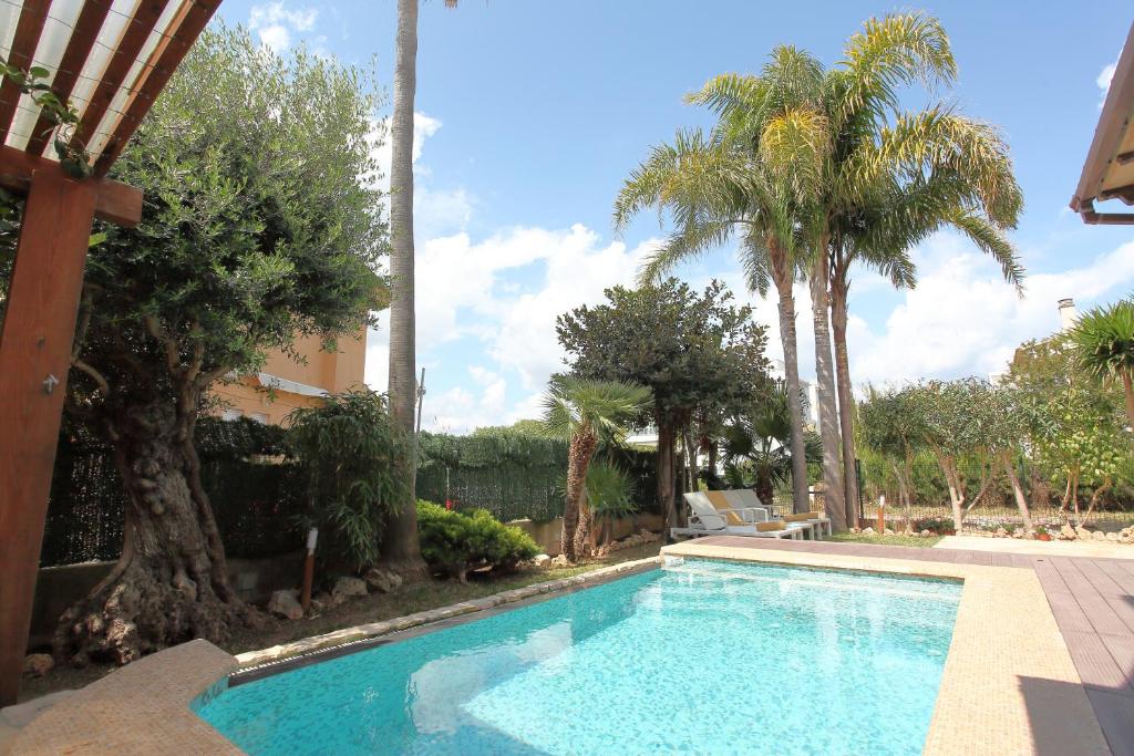 Tropical garden, villa with pool near the beach Tropical garden, villa with pool near the beach