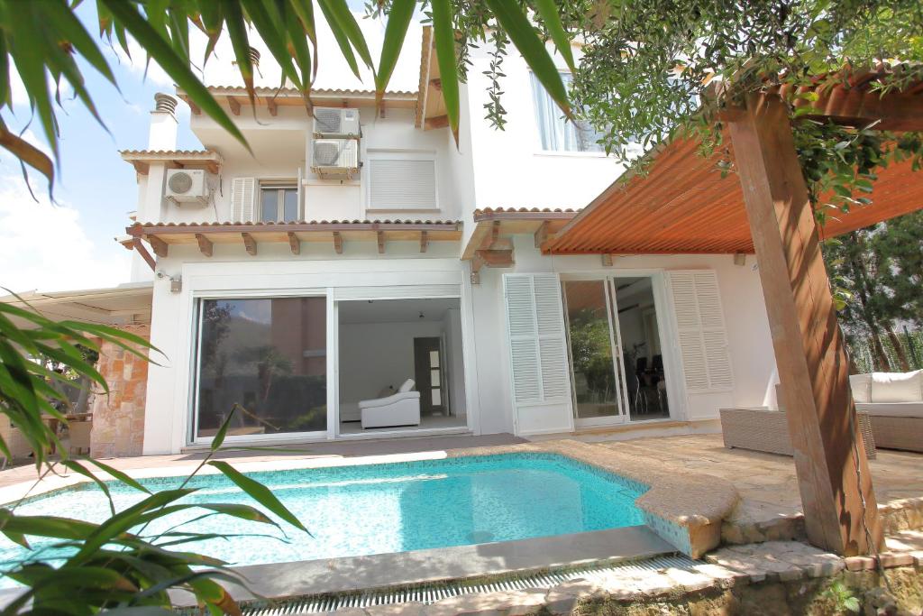 Tropical garden, villa with pool near the beach Tropical garden, villa with pool near the beach