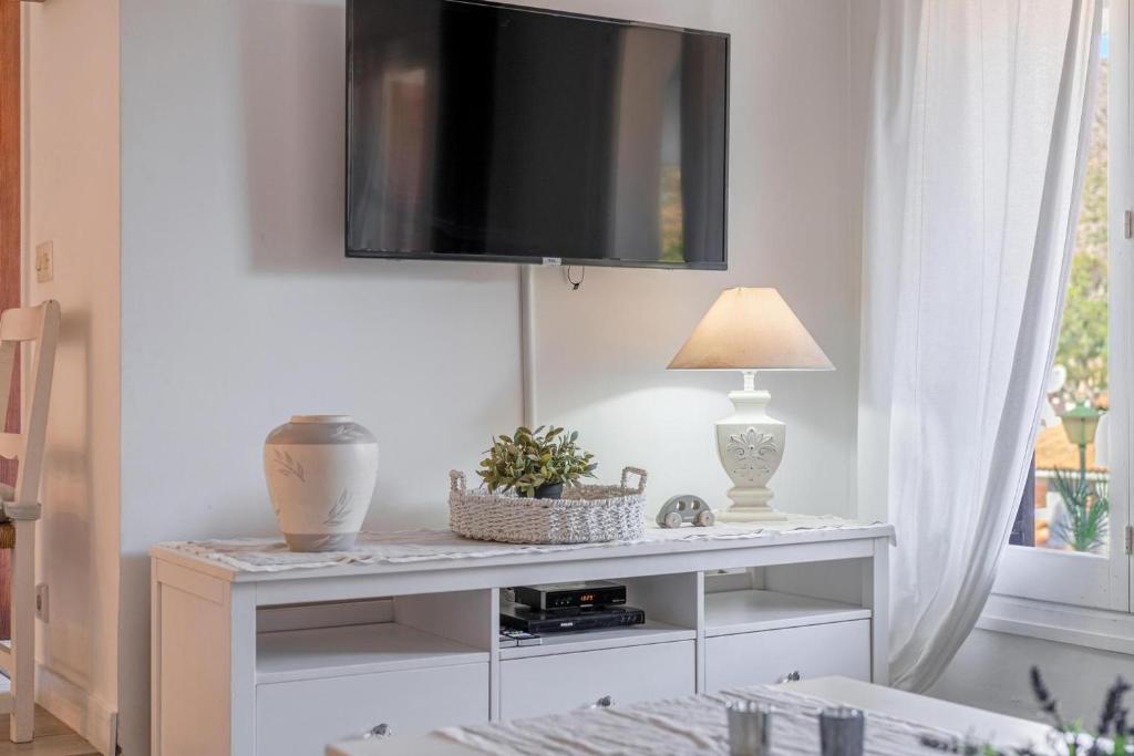 Gorgeous renovated Cala Sant Vicenc Beach Villa Gorgeous renovated Cala Sant Vicenc Beach Villa