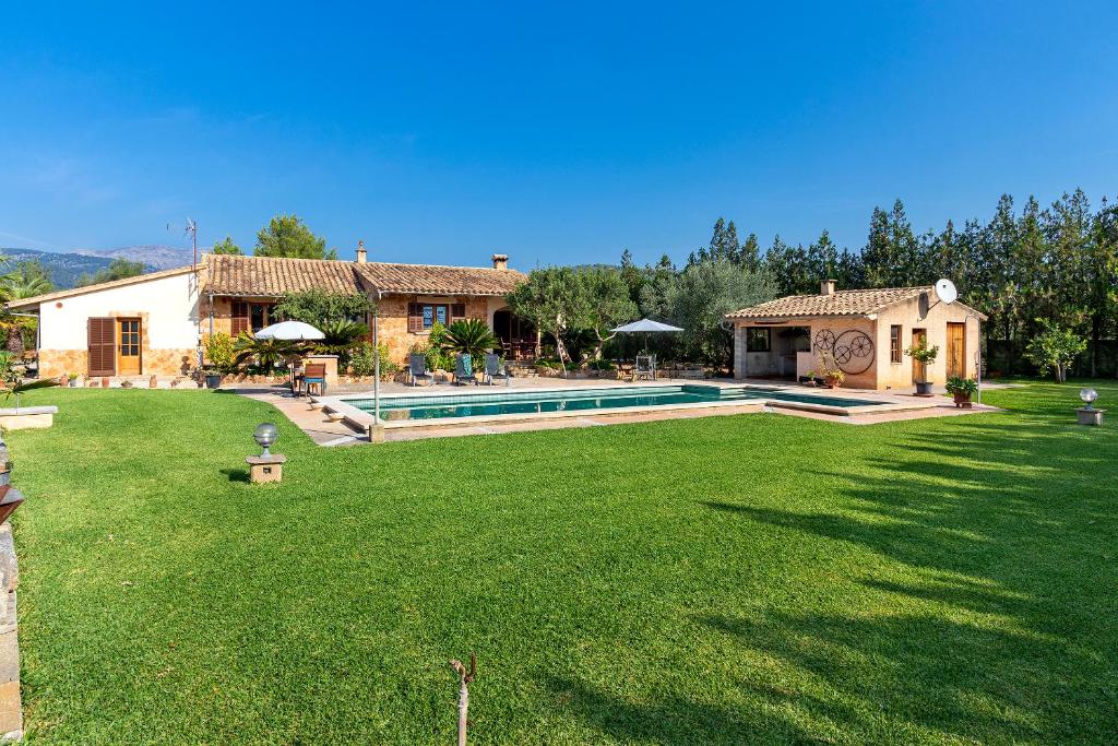 Country house with amazing pool in a beautiful rural setting Country house with amazing pool in a beautiful rural setting