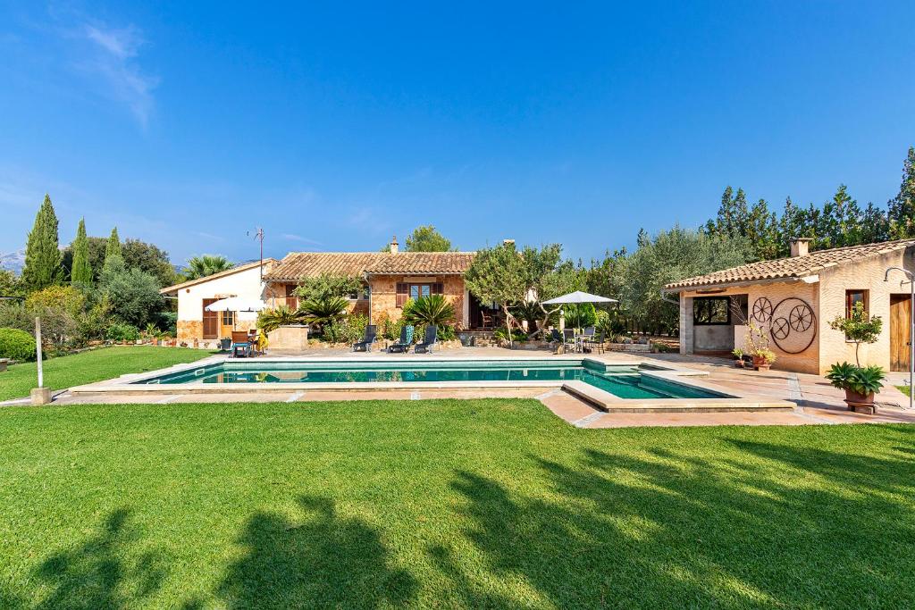 Country house with amazing pool in a beautiful rural setting Country house with amazing pool in a beautiful rural setting
