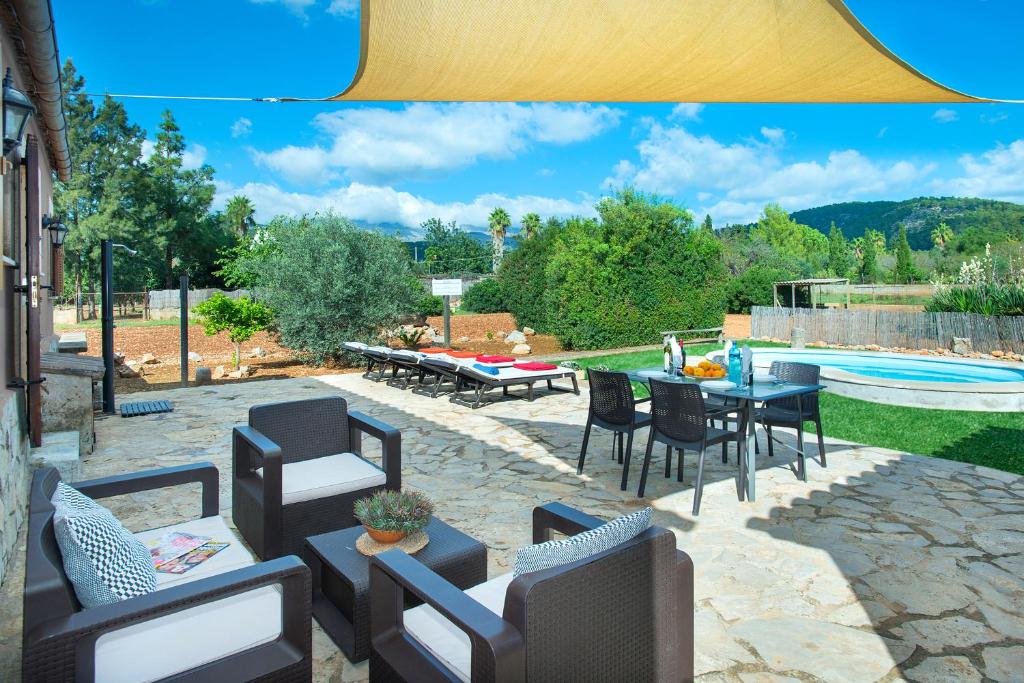Owl Booking Villa Garreta - Rustic Stay with Mountain Views Owl Booking Villa Garreta - Rustic Stay with Mountain Views