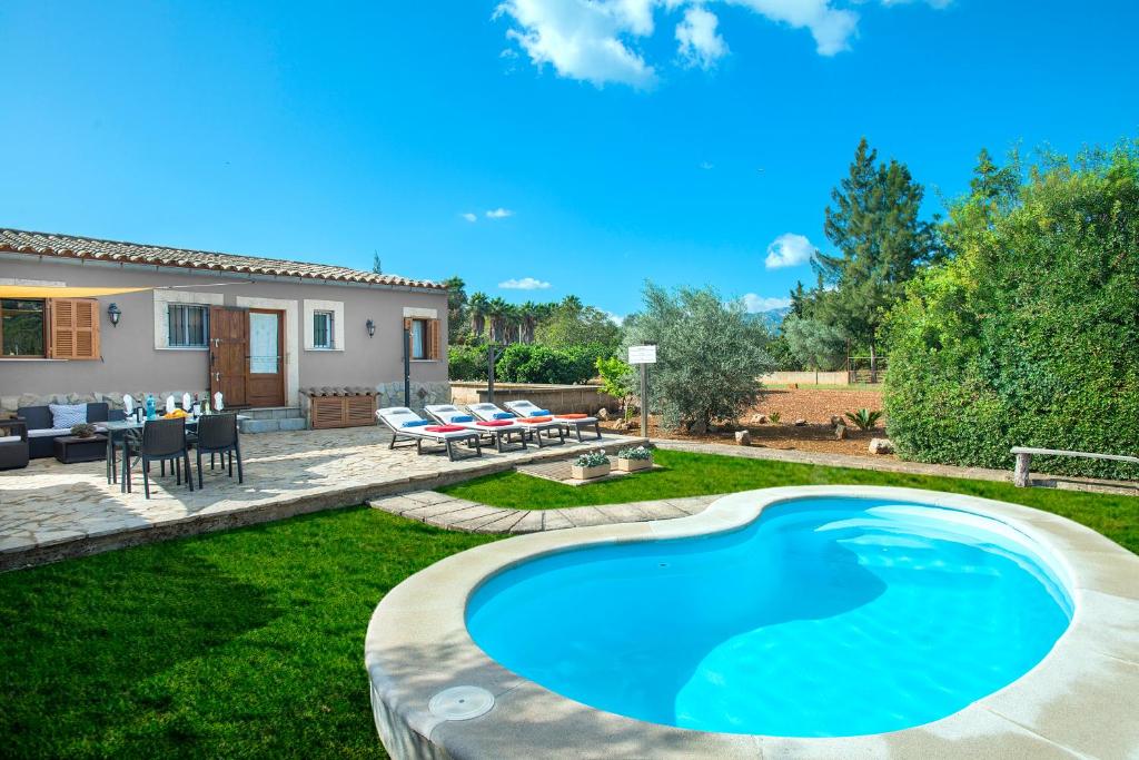 Owl Booking Villa Garreta - Rustic Stay with Mountain Views Owl Booking Villa Garreta - Rustic Stay with Mountain Views