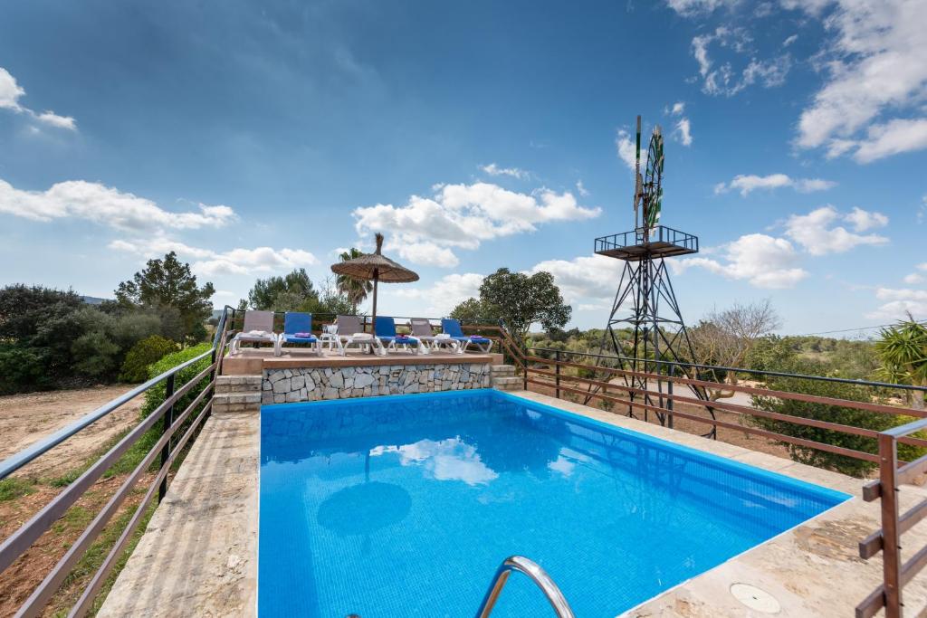 Son Vorera, situada en una colina, con piscina.