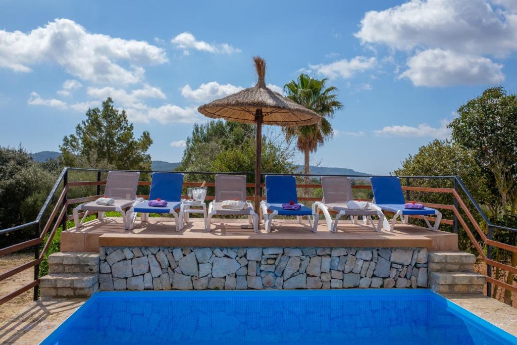 Son Vorera, situada en una colina, con piscina.
