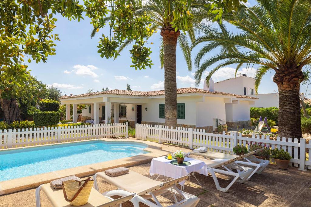 Ideal house for two families with pool and barbecue Ideal house for two families with pool and barbecue