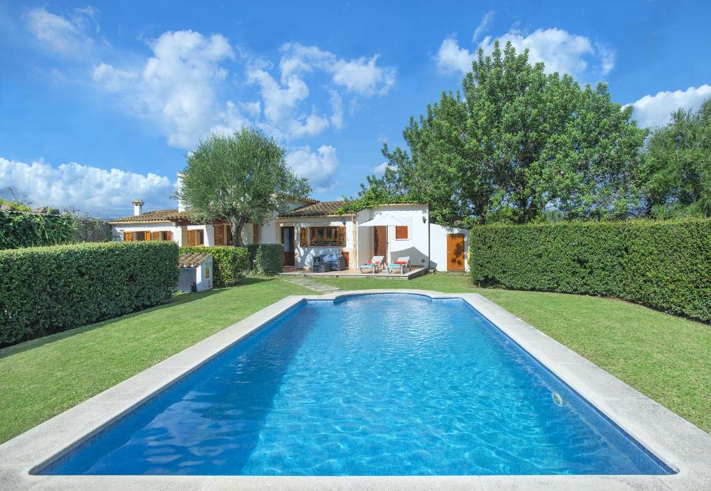 Owl Booking Villa Tarongers - Stay For Couples Owl Booking Villa Tarongers - Stay For Couples