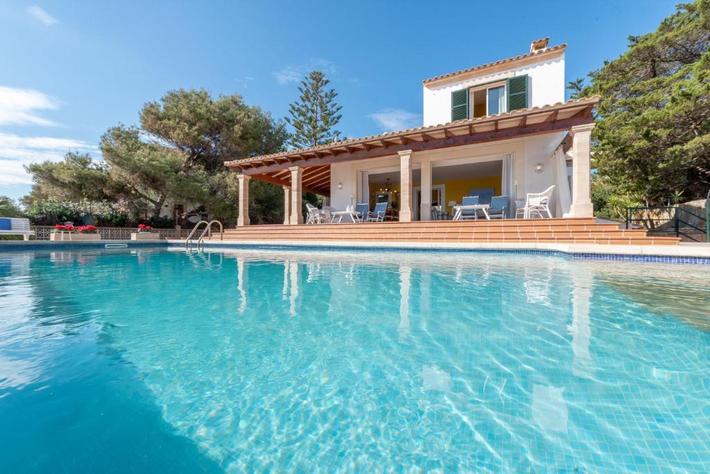 Villa Front a Far Villa Front a Far