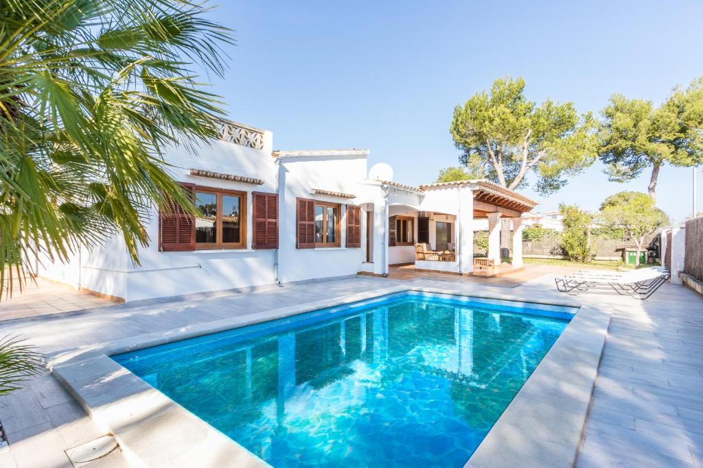Chalet Falcó with Private Pool and Garden Chalet Falcó with Private Pool and Garden