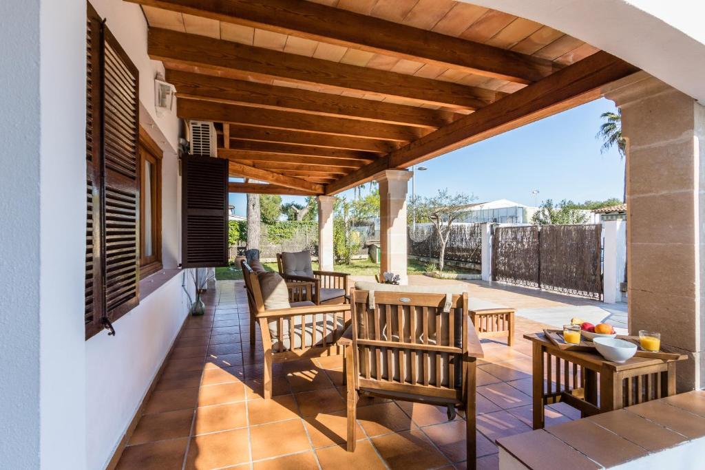 Chalet Falcó with Private Pool and Garden Chalet Falcó with Private Pool and Garden
