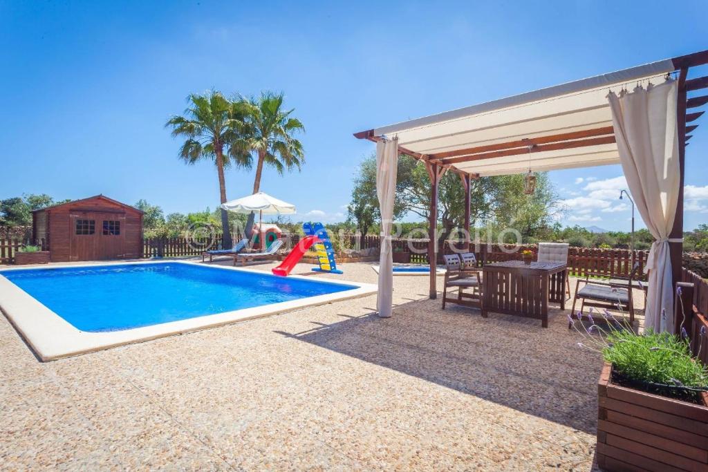 Modernes Landhaus mit Pool, Garten und Tiergehegen Modernes Landhaus mit Pool, Garten und Tiergehegen
